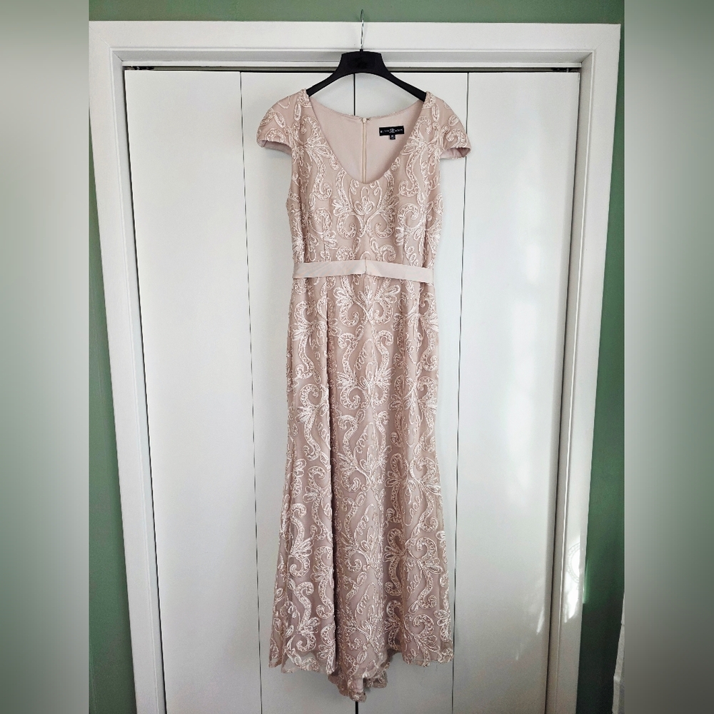 Betsy & Adam Lace Maxi Dress in Cream/Gold